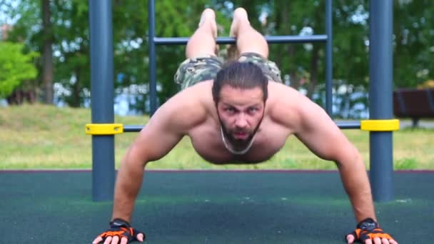 Sport motivation armbøjninger fra gulvet. Ung positiv atlet gør push-ups på gaden stedet. Sund livsstil, sport, crossfit, udvikling, målopnåelse . – Stock-video