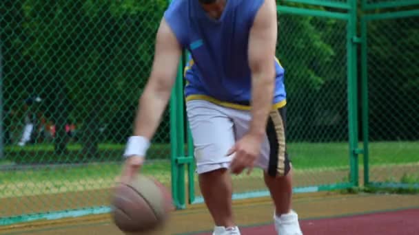 Basquetebol na rua, treino para fazer malabarismo com uma bola de basquetebol. O conceito de esportes, treinamento, treinamento na rua, auto-motivação, disciplina, alcançar o sucesso. Close-up . — Vídeo de Stock