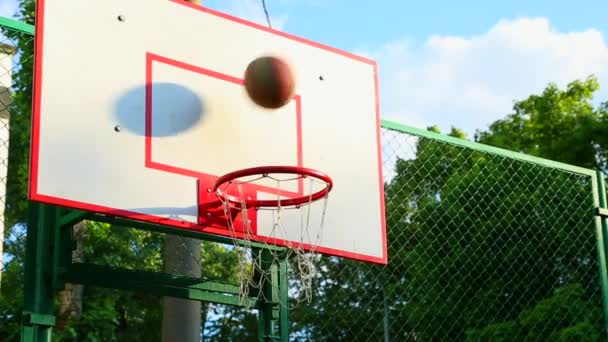 Kosárlabda az utcán, a képzés üti a labdát a kosárlabda a kosárba. A koncepció a sport, a képzés, a képzés az utcán, az önmotiváció, a fegyelem, a siker elérése. Közeli — Stock videók
