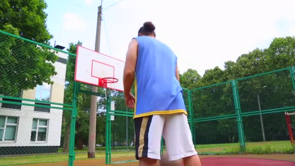 Idrotts motivation. Street basket. Spelaren Poäng bollen i korgen på gatan domstolen. Utbildning omgång basket. Koncept idrott, motivation, måluppfyllelse, hälsosam livsstil. — Stockvideo