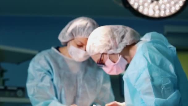 W sali operacyjnej, dwóch chirurgów podczas operacji. Profesjonalni lekarze w nowoczesnym szpitalu. Chirurgia plastyczna, nowoczesny medetsin,. profesjonalny zespół lekarzy. Piękno koncepcji, zdrowie. — Wideo stockowe