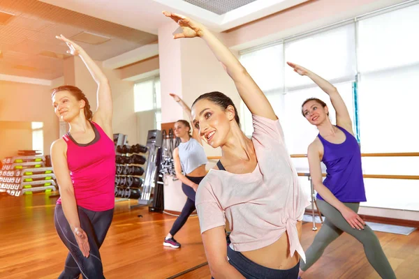 Groupe de jeunes sportifs attractifs pratiquant des cours de yoga avec instructeur, debout ensemble dans l'exercice, l'exercice, pleine longueur, arrière-plan studio, gros plan — Photo