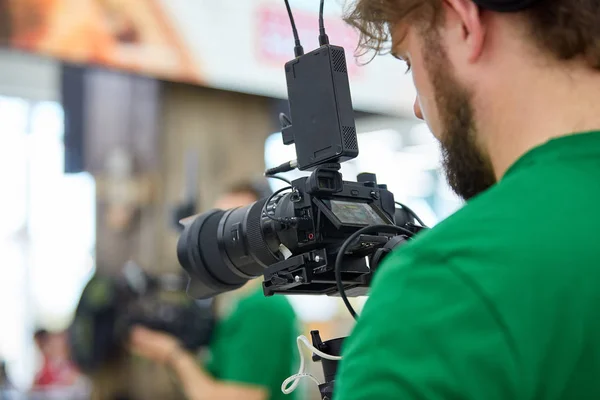 Hinter den Kulissen von Filmaufnahmen oder Videoproduktionen und Filmcrew-Team mit Kameraausrüstung im Freien. — Stockfoto