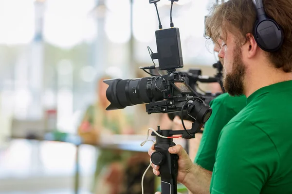 Nos bastidores da filmagem ou produção de vídeo e equipe de equipe de filmagem com equipamentos de câmera em localização ao ar livre . — Fotografia de Stock
