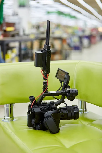 Film çekim veya video üretim ve film ekibi takım açık yerde kamera ekipmanı ile perde arkası. — Stok fotoğraf