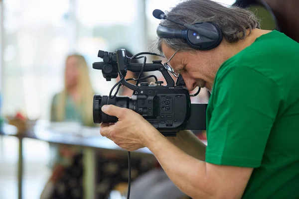 Hinter den Kulissen von Filmaufnahmen oder Videoproduktionen und Filmcrew-Team mit Kameraausrüstung im Freien. — Stockfoto