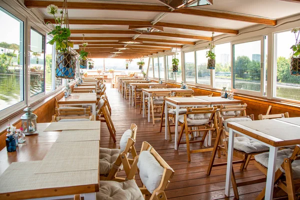 El interior del barco fluvial urbano, con una vista panorámica del paisaje urbano. El concepto de turismo, recreación, caminar por la ciudad, descansar en la ciudad. Transporte fluvial . — Foto de Stock