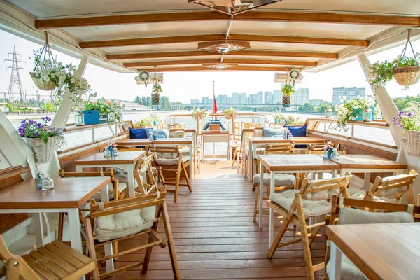 El interior del barco fluvial urbano, con una vista panorámica del paisaje urbano. El concepto de turismo, recreación, caminar por la ciudad, descansar en la ciudad. Transporte fluvial . — Foto de Stock