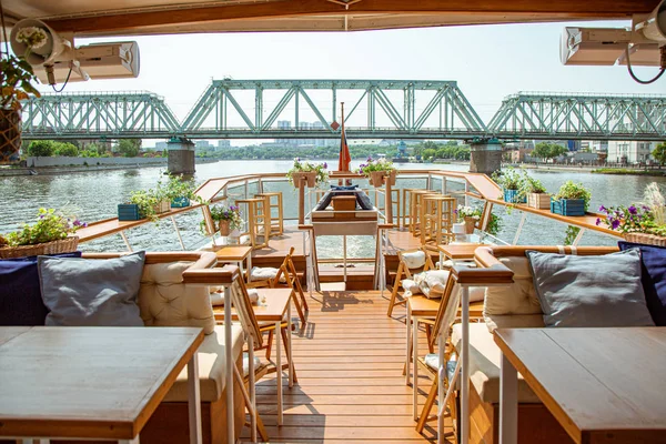 El interior del barco fluvial urbano, con una vista panorámica del paisaje urbano. El concepto de turismo, recreación, caminar por la ciudad, descansar en la ciudad. Transporte fluvial . — Foto de Stock