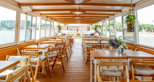 El interior del barco fluvial urbano, con una vista panorámica del paisaje urbano. El concepto de turismo, recreación, caminar por la ciudad, descansar en la ciudad. Transporte fluvial . — Foto de Stock