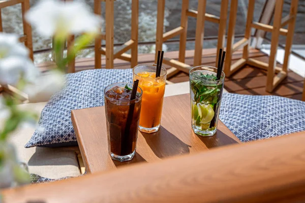 Un juego de hermosas limonadas en la mesa de verano. Refrescos de verano . — Foto de Stock