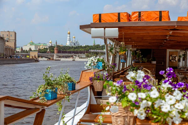 The interior of the urban river ship, with a panoramic view of the urban landscape. The concept of tourism, recreation, walking around the city, rest in the city. River transport. — Stock Photo, Image