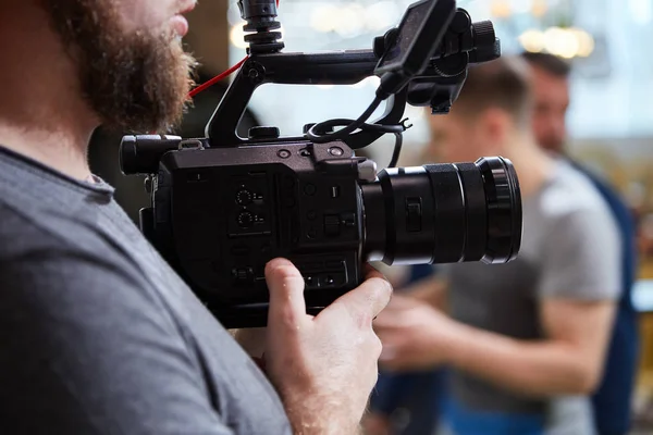 A színfalak mögött a film lövés vagy video termelés és a film legénység csapat a kamera berendezések szabadtéri helyen. — Stock Fotó
