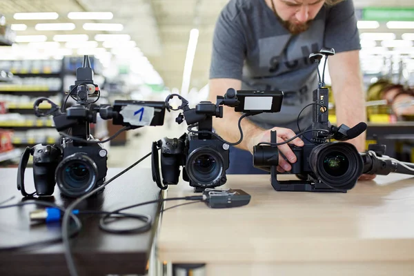 V zákulisí filmu fotografování nebo video produkce a film posádky týmu s fotografickým vybavením na venkovní umístění. — Stock fotografie