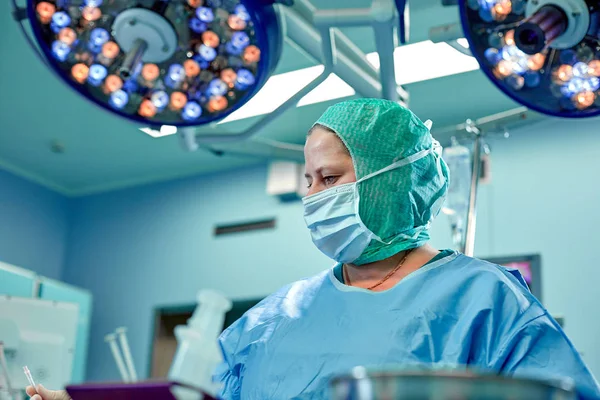 Female plastic surgeon, shot while working in the operating room. Real emotions, life style, real operation. — Stock Photo, Image