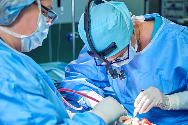 Üniformalı bir cerrah ekibi kalp cerrahisi kliniğinde bir hastaya ameliyat yapar. Modern tıp, cerrahlar, sağlık profesyonel bir ekip. — Stok fotoğraf