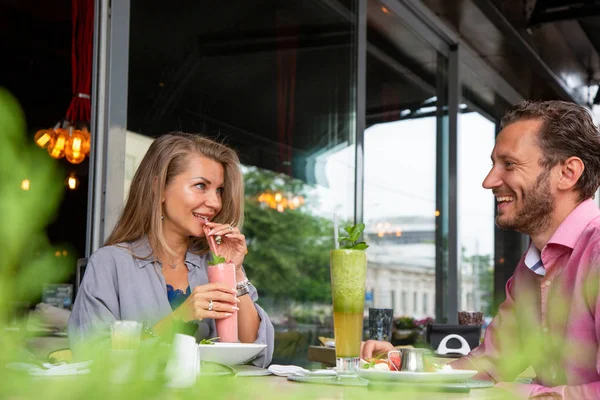 Чоловік зустрічає красиву дівчину в ресторані. Знайомство, пікап, приємне проведення часу, обід в ресторані . — стокове фото