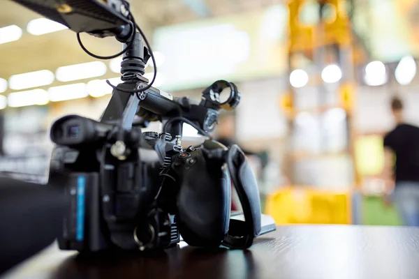Detrás de las escenas de rodaje de películas o producción de vídeo y equipo de filmación con equipo de cámara en exteriores . —  Fotos de Stock