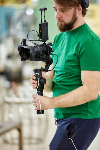 Nos bastidores da filmagem ou produção de vídeo e equipe de equipe de filmagem com equipamentos de câmera em localização ao ar livre . — Fotografia de Stock