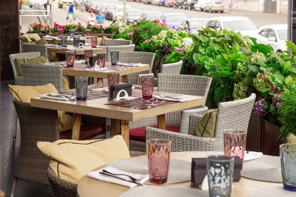 夏季露台咖啡馆，餐厅。桌椅布置整齐，为客人提供服务. — 图库照片