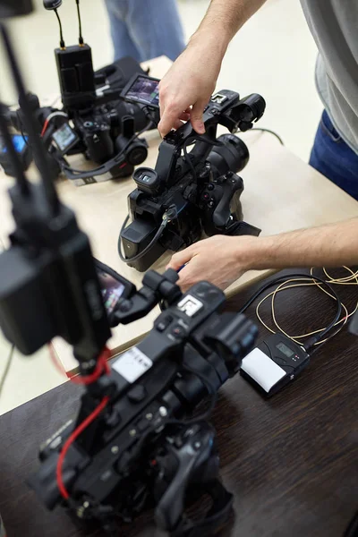 V zákulisí filmu fotografování nebo video produkce a film posádky týmu s fotografickým vybavením na venkovní umístění. — Stock fotografie