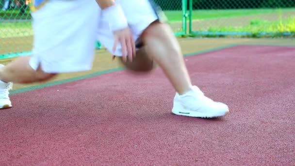 Basket på gatan, utbildning för jonglering en boll för basket. Begreppet idrott, utbildning, utbildning på gatan, Självmotivation, disciplin, nå framgång. Närbild. — Stockvideo