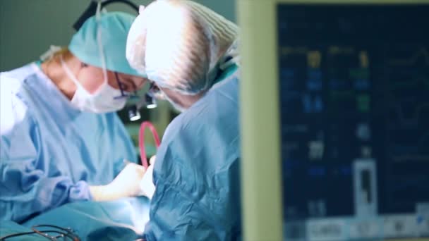수술실에서 수술 중 두 명의 외과 의사가 수술을합니다. 현대 병원에서 전문 의사. 성형 외과, 현대 메데신,. 의사의 전문 팀. 컨셉 뷰티,헬스. — 비디오