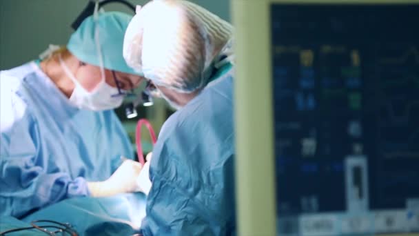 En el quirófano, dos cirujanos durante una operación. Médicos profesionales en un hospital moderno. Cirugía plástica, medicina moderna,. equipo profesional de médicos. Concepto belleza, salud . — Vídeo de stock