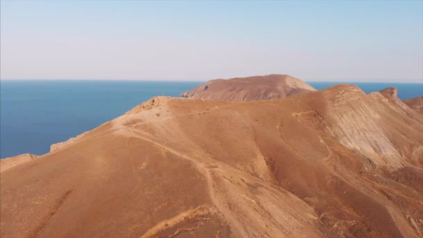 Hermosa vista panorámica de las montañas y el mar, filmando desde arriba. Disparo aéreo desde la costa en un día soleado. Viajes, montañas, naturaleza, concepto de libertad . — Vídeo de stock