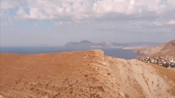 山と海の美しいパノラマビュー, 上から撮影.晴れた日の海岸線からの空中撮影。旅行、山、自然、自由の概念. — ストック動画