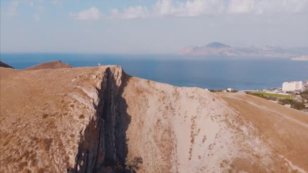 Nádherný panoramatický výhled na hory a moře, které natáčí shora. Letecká střelba z pobřeží za slunečného dne. Cestování, hory, příroda, koncept svobody. — Stock video