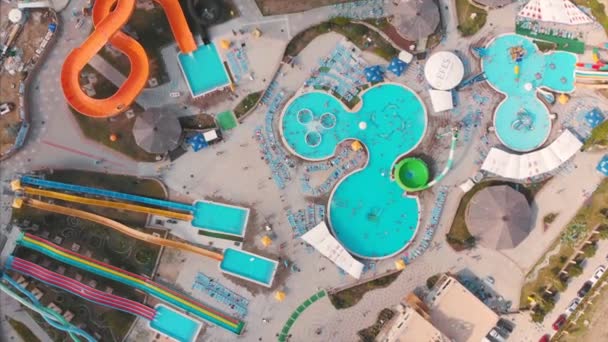 Rusia, Sochi 01, agosto 2018. Hermoso parque acuático, disparado desde arriba. Paseos de verano, recreación para personas con niños. Toboganes acuáticos de colores, vacaciones de verano . — Vídeos de Stock