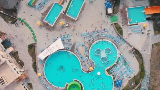 Rusia, Sochi 01, Agustus 2018. Taman air yang indah, ditembak dari atas. Perjalanan musim panas, rekreasi untuk orang-orang dengan anak-anak. Slide air berwarna, liburan musim panas . — Stok Video
