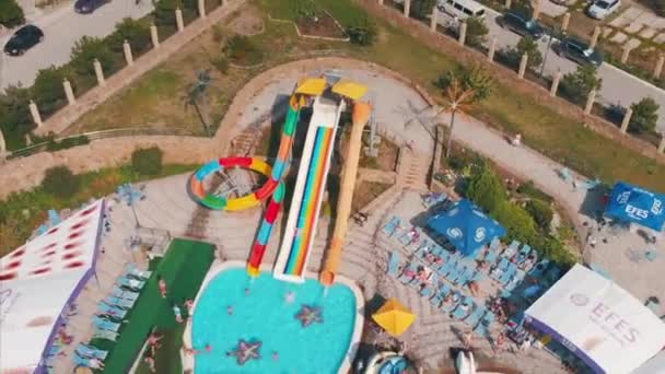 Rusia, Sochi 01, agosto 2018. Hermoso parque acuático, disparado desde arriba. Paseos de verano, recreación para personas con niños. Toboganes acuáticos de colores, vacaciones de verano . — Vídeos de Stock