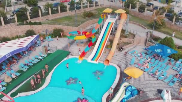 俄罗斯，索契 01，2018 年 8 月。美丽的水上乐园，从上面拍摄。夏季游乐设施，为有孩子的人提供娱乐。彩色水滑梯，暑假. — 图库视频影像