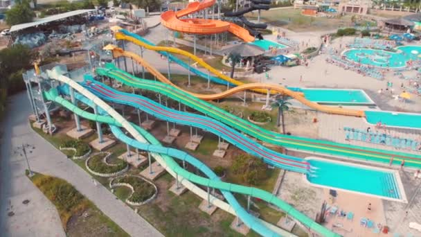 Rusia, Sochi 01, agosto 2018. Hermoso parque acuático, disparado desde arriba. Paseos de verano, recreación para personas con niños. Toboganes acuáticos de colores, vacaciones de verano . — Vídeos de Stock