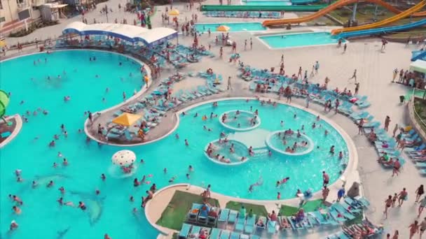 Rusland, Sotsji 01, augustus 2018. Prachtig waterpark, geschoten van bovenaf. Zomer ritten, recreatie voor mensen met kinderen. Gekleurde glijbanen, zomer vakantie. — Stockvideo