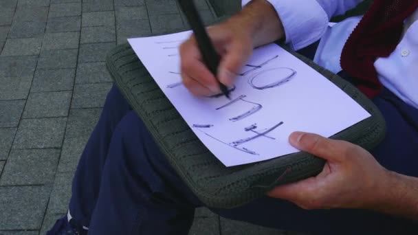 Dismissed, rastroenny man sitting on the street, a box with personal items. Around the decomposed cardboard with the words, dismissed, unemployed, need work. Concept of depression, demotivation — Stock Video