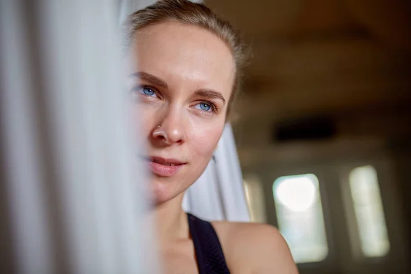 Instructeur in luchtyoga portret close-up. Hipster meisje met een expressieve look yoga trainer poseren voor de camera. Concept yoga, flexibel lichaam, gezonde levensstijl, fitness. — Stockfoto