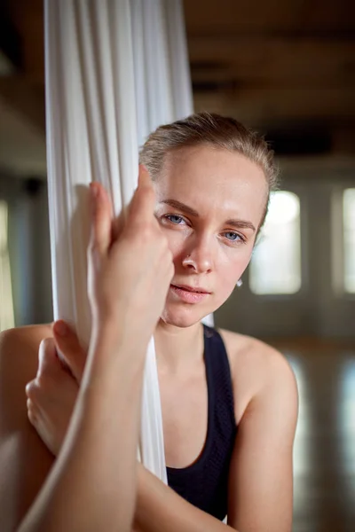 Instructeur in luchtyoga portret close-up. Hipster meisje met een expressieve look yoga trainer poseren voor de camera. Concept yoga, flexibel lichaam, gezonde levensstijl, fitness. — Stockfoto