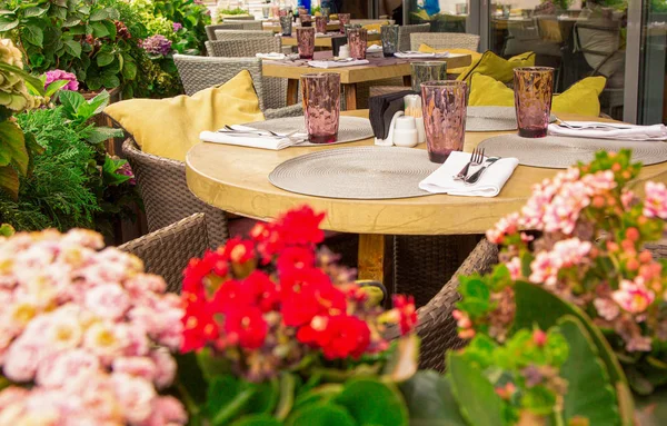 Nyári terasz kávézó, étterem. Asztalok székek szépen elrendezve és elrendezve a vendégek kiszolgálására. — Stock Fotó