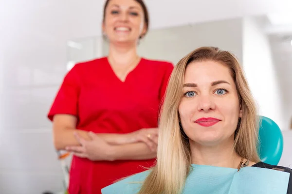 Ritratto di un dentista che discute un piano di trattamento con un paziente su una compressa — Foto Stock
