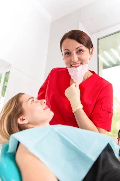 Kobieta dentysta sprawdzanie jej pacjenta do próchni. Dziewczynka zajmie się zdrowiem zębów. Piękne, zdrowe zęby, Pielęgnacja zębów. — Zdjęcie stockowe