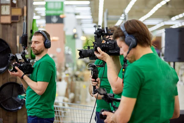 O conceito de criação de conteúdo de vídeo, um grupo de operadores profissionais conferir sobre os planos de filmagem. Becktage TV show processo de filmagem — Fotografia de Stock