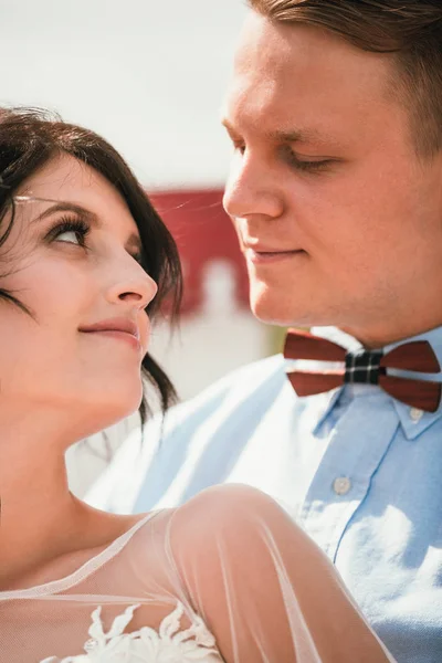 Hermosos novios abrazándose y besándose el día de su boda al aire libre. Concepto boda, nueva familia . — Foto de Stock