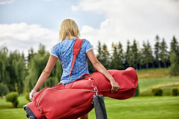 Doel concept, ruimte kopiëren. Vrouwen golfen tijd houden golfuitrusting op groene veld achtergrond. Het streven naar uitmuntendheid, persoonlijk vakmanschap, Royal sport, sport banner. — Stockfoto