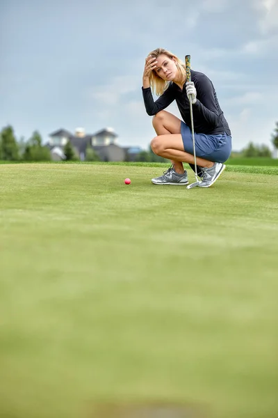 Mål koncept, kopiera utrymme. Kvinnor Golf tid att hålla golfutrustning på gröna fältet bakgrund. Strävan efter excellens, personligt hantverk, Royal sport, sport banner. — Stockfoto