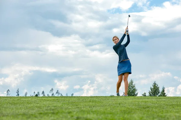Mål koncept, kopiera utrymme. Kvinnor Golf tid att hålla golfutrustning på gröna fältet bakgrund. Strävan efter excellens, personligt hantverk, Royal sport, sport banner. — Stockfoto