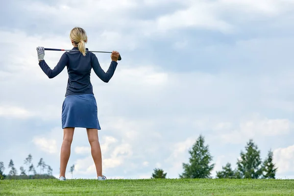 Mål koncept, kopiera utrymme. Kvinnor Golf tid att hålla golfutrustning på gröna fältet bakgrund. Strävan efter excellens, personligt hantverk, Royal sport, sport banner. — Stockfoto