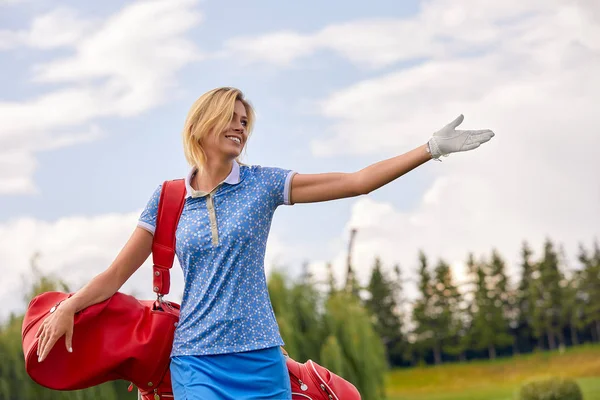 Golf concept, kopieer ruimte. Vrouwen golf tijd houden golfuitrusting op groene veld achtergrond. Het streven naar uitmuntendheid, vakmanschap, Royal sport, sport banner. — Stockfoto